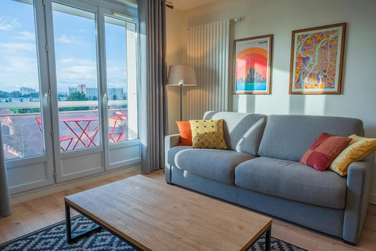 T2 De Standing Climatise Avec Parking Prive, Tram T2 T5, Hopitaux Est Apartment Bron 0*,  France