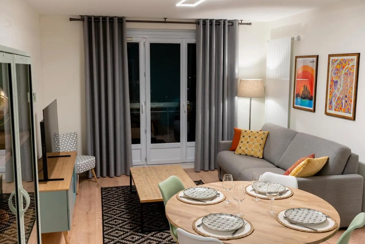 T2 De Standing Climatise Avec Parking Prive, Tram T2 T5, Hopitaux Est Apartment Bron France
