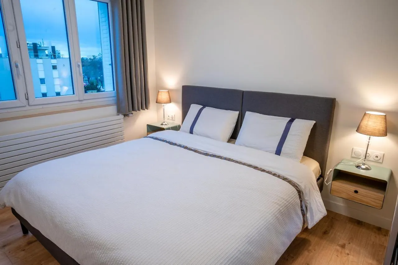 T2 De Standing Climatise Avec Parking Prive, Tram T2 T5, Hopitaux Est Apartment Bron 0*,
