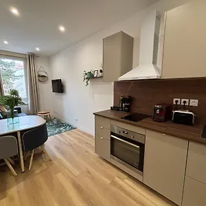  Appartement Elegant T2 A Bron, Tramway A 2min, Box Parking, 4personnes